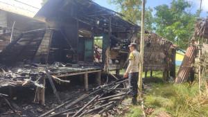 Kebakaran-rumah-Salmiah-di-Tebing-Desa-Teluk-Lingga-Kepri.jpg