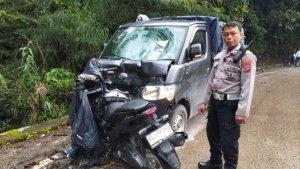 Kecelakaan-terjadi-antara-2-mobil-dan-1-sepeda-motor-di-Jalan-Padang-Indarung.jpg