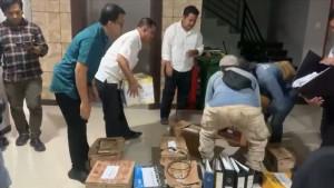 Kejari-menggeledah-sebuah-ruko-di-Komplek-Mega-Tekno-City-untuk-mencari-barang-bukti.jpg