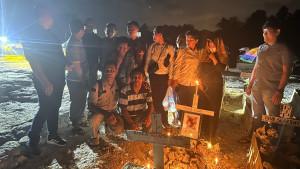 Keluarga-besar-memakamankan-sang-Bhayangkara-di-TPI-Sei-Temiang-Sekupang-Rabu-810-malam.jpg
