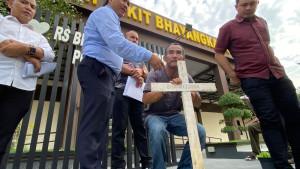 Keluarga-korban-menenteng-salib-untuk-pemakaman-anak-bidan-FM-yang-diberi-nama-Bhayangkara.jpg
