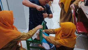 Kepala-Anak-TK-Pembina-Anambas-Terjepit-Kursi-Belajar-Damkarmat-Bongkar-Demi-Keselamatan.jpg