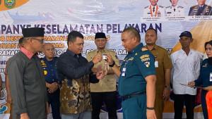 Kepala-KSOP-Batam-M-Takwim-Masuku-serahkan-SKK-dan-E-Pas-Nelayan-kepada-nelayan-pesisir-Batam.jpg