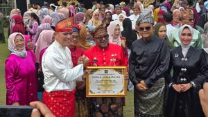 Kepala-Kanwil-Kemenkum-Kepri-Edison-Manik-menyerahkan-Piagam-Penghargaan.jpg