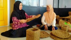 Ketua-Dekranasda-apresiasi-pengolahan-limbah-kelapa.jpg