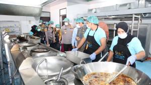 Ketua-Ombudsman-RI-Mokhammad-Najih-meninjau-pengelolaan-Dapur-SPP-Polda-Kepri.jpg