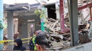 Kolase-dua-rumah-lokasi-ledakan-misterius-di-Jalan-Talas-II-Pondok-Cabe-Ilir-Pamulang.jpg
