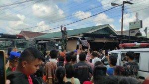Komandan-Batalyon-Artileri-Medan-2-Letkol-Arm-Herman-Santoso-menanggapi-ratusan-warga.jpg