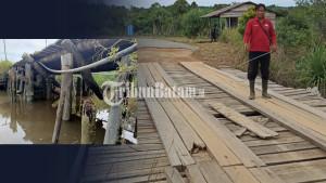 Kondisi-Jembatan-Kayu-di-Desa-Tinjul-Singkep-Barat-Kab-Lingga-Provinsi-Kepri.jpg