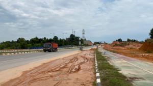 Kondisi-jalan-Hang-Jebat-dipenuhi-gundukan-lumpur-tanah.jpg