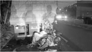 Kondisi-sepeda-motor-korban-ringsek-setelah-menabrak-bagian-belakang-truk-trailer-di-Tuban.jpg