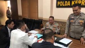 Korban-didampingi-kuasa-hukum-dan-keluarga-ketika-membuat-laporan-di-Propam-Polda-Kepri.jpg