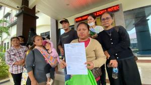 Korban-kavling-bodong-warga-Dapur-12-Sagulung-ketika-mendatangi-Polda-Kepri-untuk-mencari-keadilan.jpg