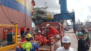 Korban-laka-keja-ketika-proses-evakuasi-dari-dalam-lumbung-kapal-Tank-Cleaning-Federal-II.jpg