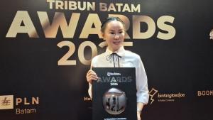 Li-Claudia-Chandra-dapat-penghargaan-Tribun-Batam-Awards-2025.jpg