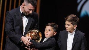 Lionel-Messi-bersama-dua-anaknya-usai-menerima-trofi-Ballon-dOr-ke-8-nya.jpg