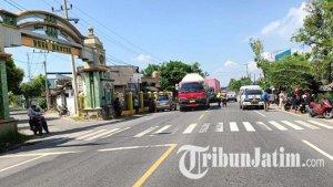 Lokasi-kecelakaan-maut-antara-bus-dan-sepeda-motor-di-Jalan-Raya-Tuban.jpg