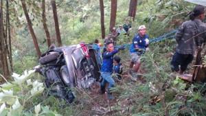 Mobil-Innova-berpelat-Surabaya-terjun-ke-jurang-diduga-akibat-rem-blong-di-jalur-PacetCangar.jpg
