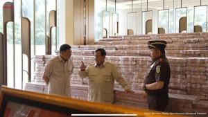Momen-Presiden-Prabowo-Subianto-berdiri-di-tengah-gunungan-uang-sitaan-korupsi-CPO.jpg