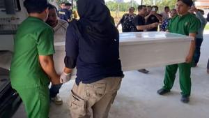 Nakes-RS-Bhayangkara-Polda-Kepri-angkat-peti-jenazah-korban-kapal-meledak.jpg