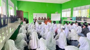 POLICE-GOES-TO-SCHOOL-NATUNA.jpg