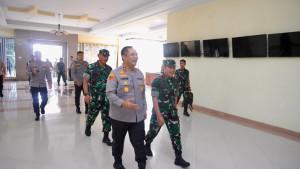 Pangdam-Tuanku-Tambusai-datangi-Kapolda-Kepri-membahas-keamanan-perbatasan.jpg