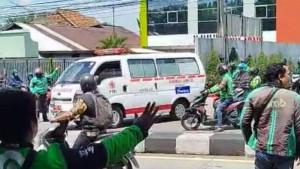 Para-rekan-ojol-tampak-mengiringi-jalannya-ambulans-yang-membawa-korban-kecelakaan-di-Semarang.jpg