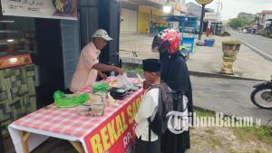 Pedagang-bento-atau-nasi-bekal-di-Dabo-Singkep-Lingga.jpg