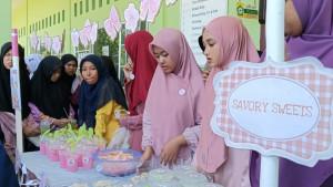 Pelajar-MTs-Aqidatunnajin-Daik-Lingga-jajakan-camilan-lewat-P5.jpg