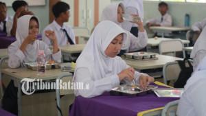 Pelajar-SMPN-1-Singkep-menikmati-MBG.jpg