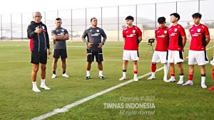 Pelatih-Timnas-U17-Indonesia-Nova-Arianto-saat-training-centre-di-Dubai.jpg