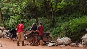 Pemulung-mengumpulkan-barang-bernilai-jual-di-TPA-Punggur-Batam.jpg