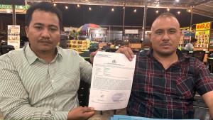 Pengacara-korban-Leo-Halawa-dan-Lisman-Hulu-memperlihatkan-surat-laporan-terhadap-kekerasan-seksual.jpg