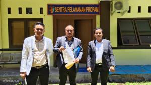 Pengacara-korban-memperlihatkan-bukti-lapor-SPTL-ke-Propam-Polda-Kepri.jpg
