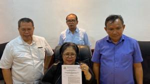 Pengurus-Kadin-Kepri-ketua-SC-dan-OC-memperlihatkan-SK-Karateker-Kadin-Batam-untuk-Mukota.jpg