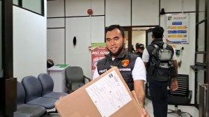 Penyidik-angkut-box-dari-bp-batam.jpg