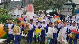 Peringati-WCD-2025-Pelajar-SDN-003-Tarempa-Anambas-Turun-ke-Jalan-Pungut-Sampah.jpg