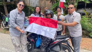 Personil-Ditresnarkoba-membagikan-bendera-ke-warga-yang-rumahnya-belum-terpasang-Merah-Putih.jpg