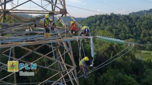 Petugas-PLN-sedang-melakukan-perbaikan-di-sebuah-tower.jpg