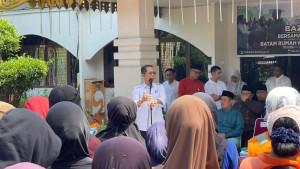 Petugas-kebersihan-amsaksr-serahkan-sembako.jpg