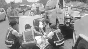 Petugas-mengevakuasi-korban-kecelakaan-maut-di-Tol-Cipularang.jpg