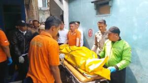Petugas-sedang-mengevakuasi-mayat-yang-ditemukan-dalam-rumah-di-Cimahi-Selatan.jpg