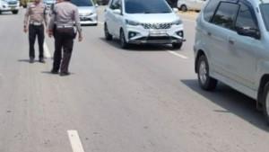 Polantas-ketika-memeriksa-TKP-Lakalantas-yang-melibatkan-kendaraan-siswa-dan-mobil-truk.jpg