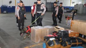 Polda-Kepri-kerahkan-unit-satwa-K9-razia-gudang-ekspedisi-JNT-dan-JNE.jpg