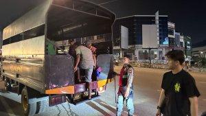 Polisi-kembali-menangkap-Jukir-liar-di-Batam-lalu-diangkut-ke-dalam-truk-patroli.jpg