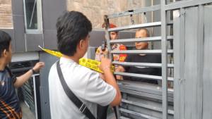Polisi-memasang-garis-Police-line-di-hotel-yang-menjadi-lokasi-penemuan-mayat-di-Palembang.jpg