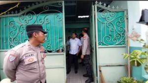 Polisi-saat-menggelar-olah-TKP-suami-bunuh-istri-di-Banyuwangi.jpg
