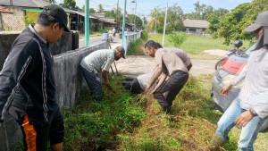 Polres-Lingga-bareng-warga-Dabo-bersih-parit.jpg