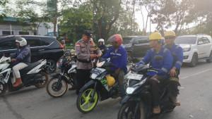 Polsek-Sekupang-Bagi-Bendera.jpg