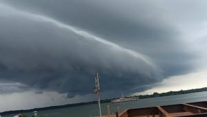 Potret-gumpalan-awan-tebal-dilangit-Batam.jpg